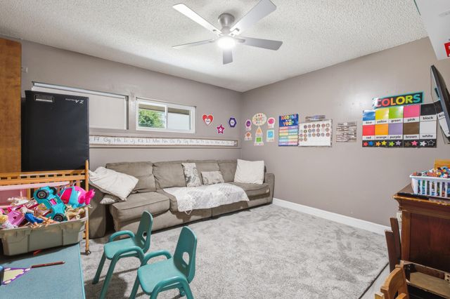 936 E Nebraska Avenue, Dinuba, CA 93618
