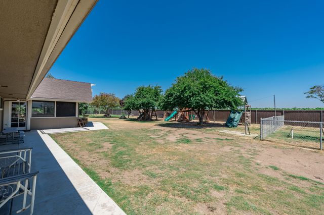 936 E Nebraska Avenue, Dinuba, CA 93618