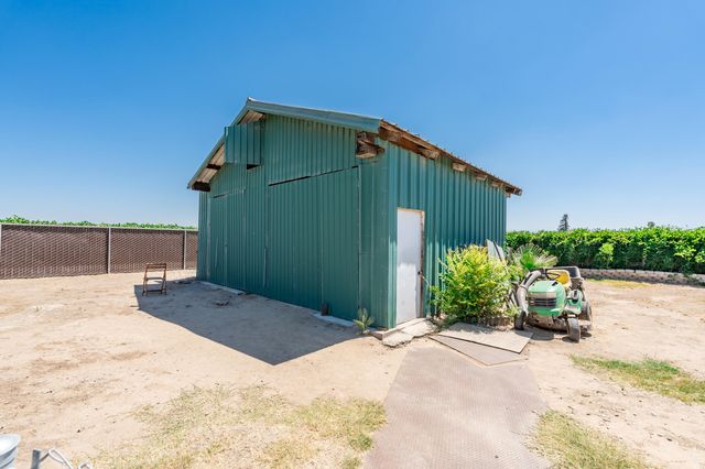936 E Nebraska Avenue, Dinuba, CA 93618