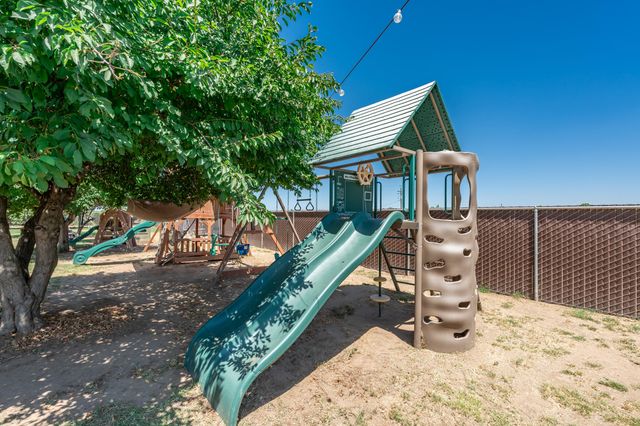 936 E Nebraska Avenue, Dinuba, CA 93618