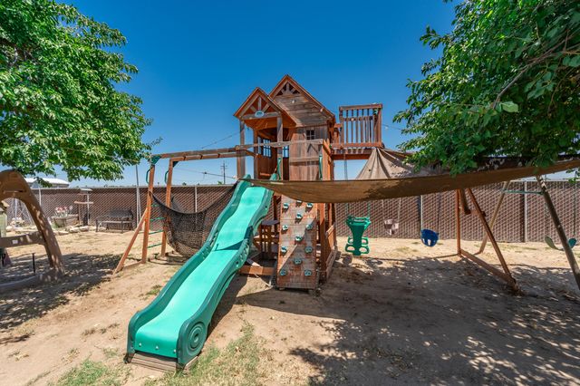 936 E Nebraska Avenue, Dinuba, CA 93618