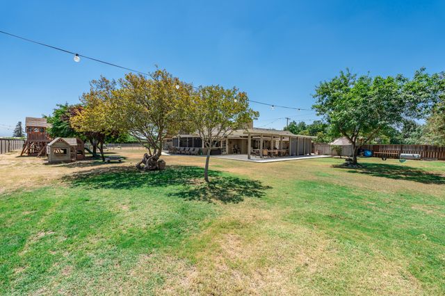 936 E Nebraska Avenue, Dinuba, CA 93618