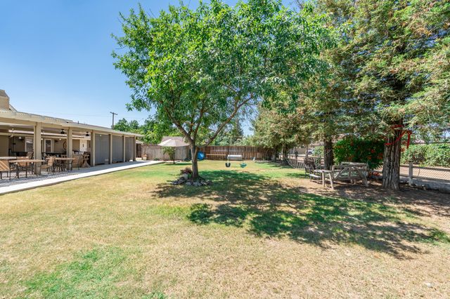936 E Nebraska Avenue, Dinuba, CA 93618