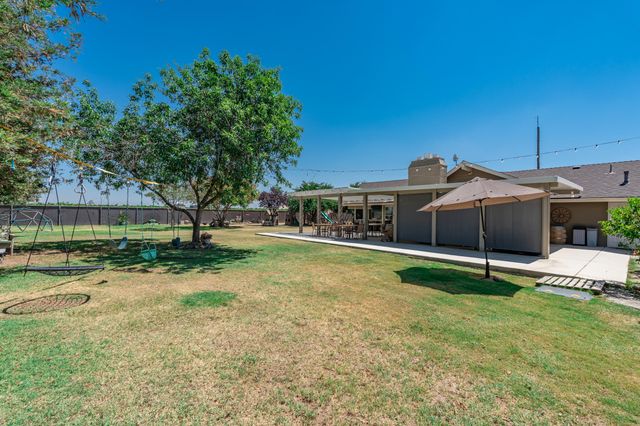 936 E Nebraska Avenue, Dinuba, CA 93618