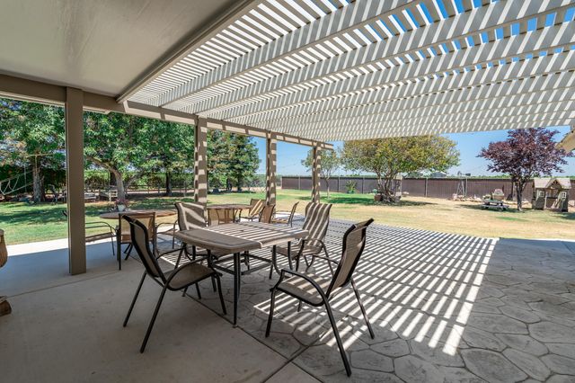 936 E Nebraska Avenue, Dinuba, CA 93618