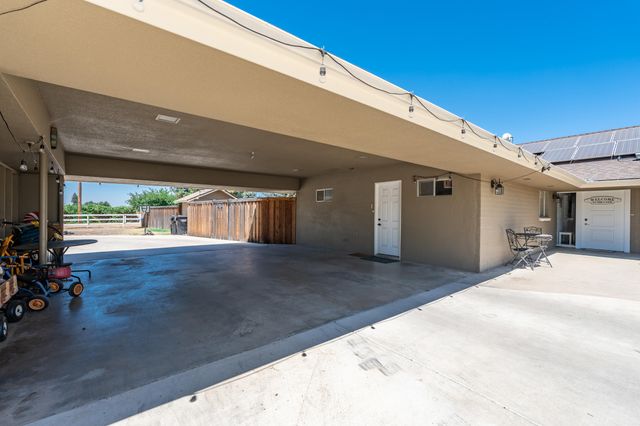 936 E Nebraska Avenue, Dinuba, CA 93618