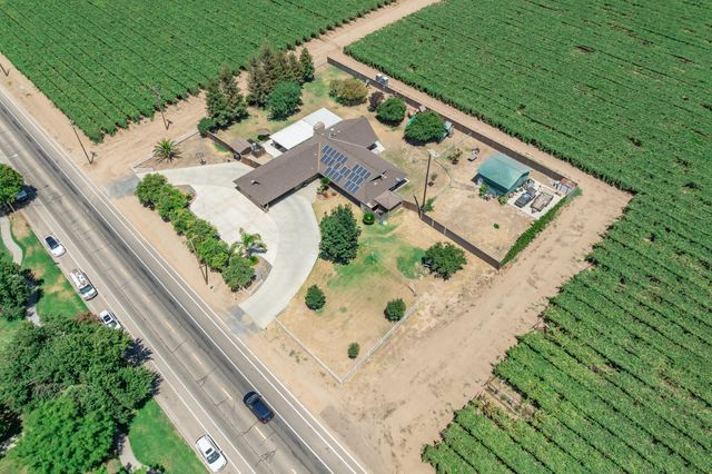 936 E Nebraska Avenue, Dinuba, CA 93618
