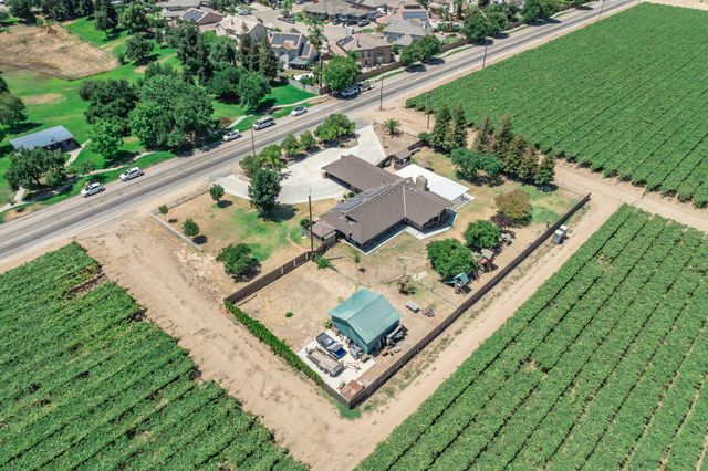936 E Nebraska Avenue, Dinuba, CA 93618