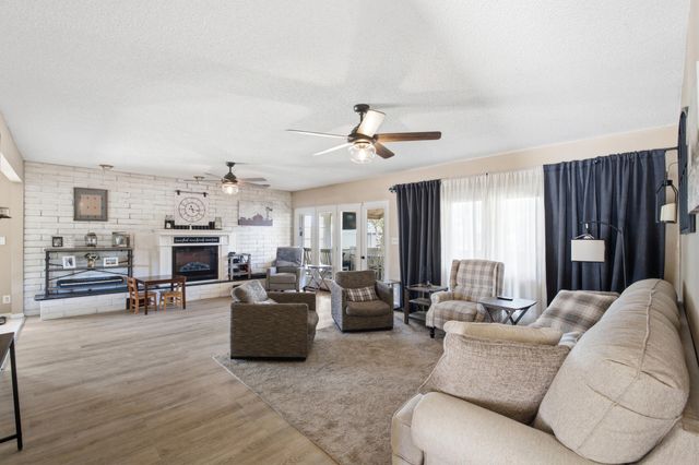 936 E Nebraska Avenue, Dinuba, CA 93618