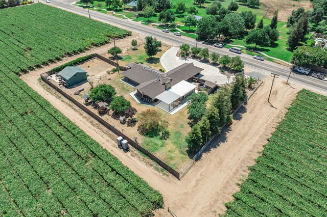 936 E Nebraska Avenue, Dinuba, CA 93618