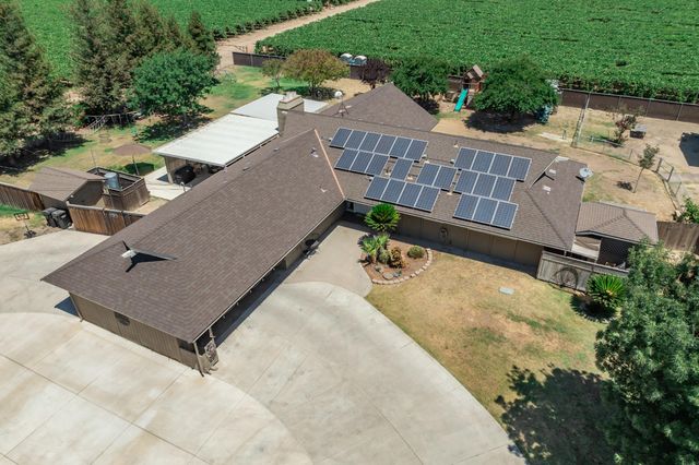 936 E Nebraska Avenue, Dinuba, CA 93618