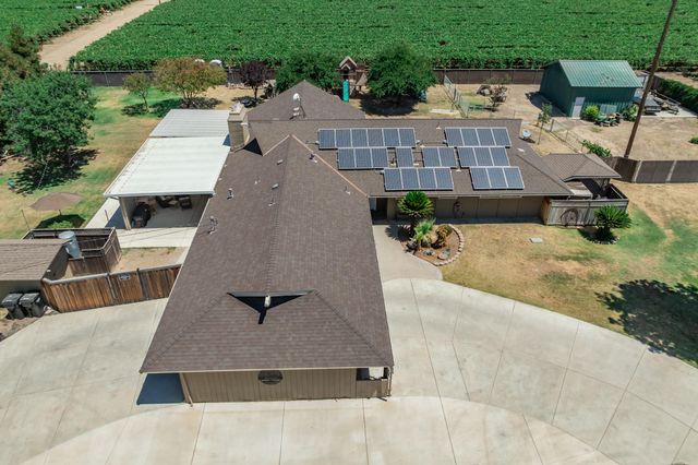 936 E Nebraska Avenue, Dinuba, CA 93618