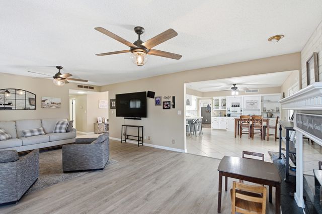 936 E Nebraska Avenue, Dinuba, CA 93618