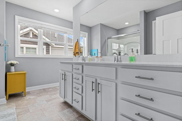 7538 38th Street N, Oakdale, MN 55128