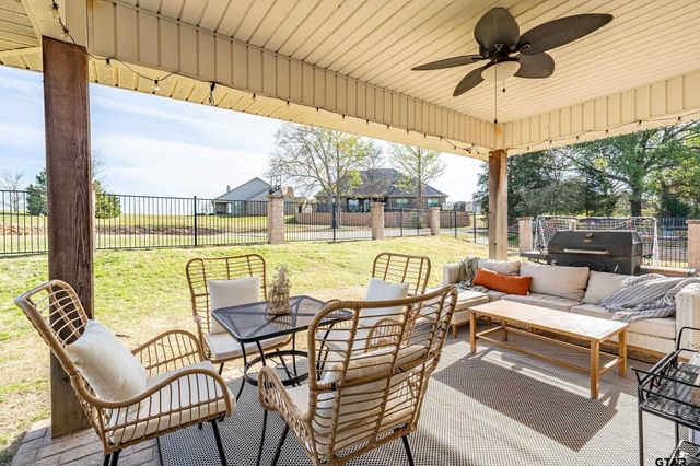 315 Corrigan Trails Blvd, Lindale, TX 75771