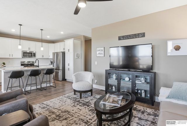 17512 Greenleaf Street, Omaha, NE 68136