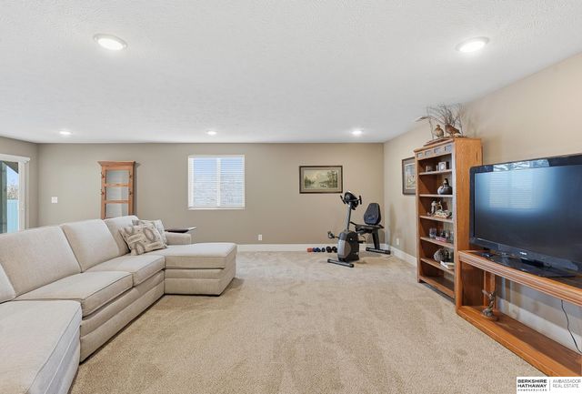 17512 Greenleaf Street, Omaha, NE 68136