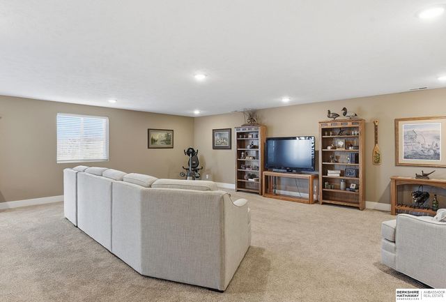 17512 Greenleaf Street, Omaha, NE 68136