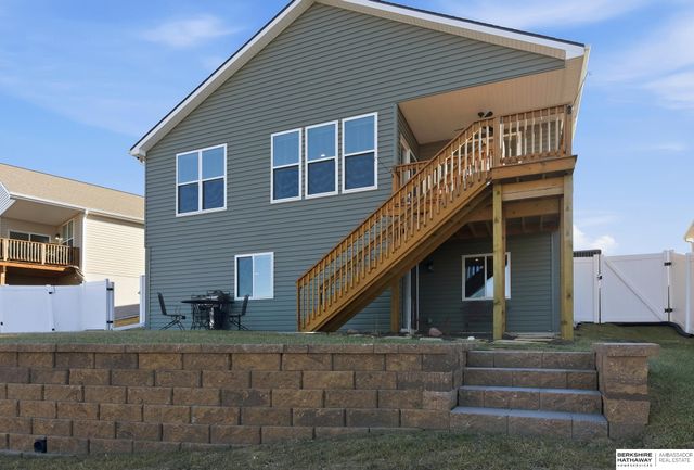 17512 Greenleaf Street, Omaha, NE 68136