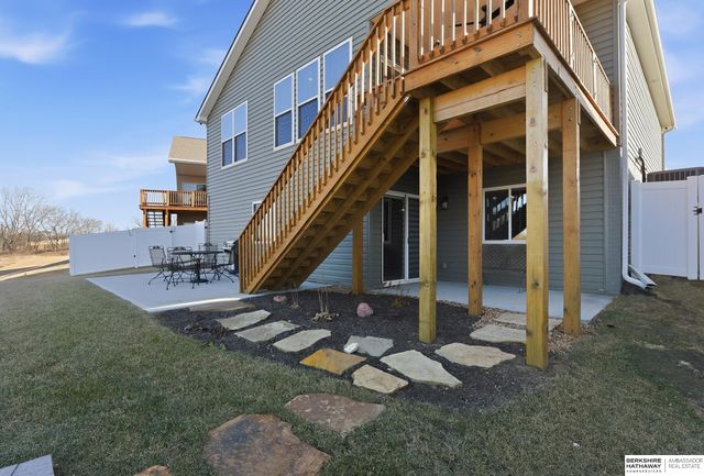 17512 Greenleaf Street, Omaha, NE 68136