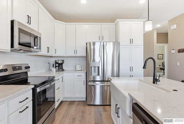 17512 Greenleaf Street, Omaha, NE 68136