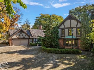 17680 E Jefferson Avenue, Grosse Pointe, MI 48230
