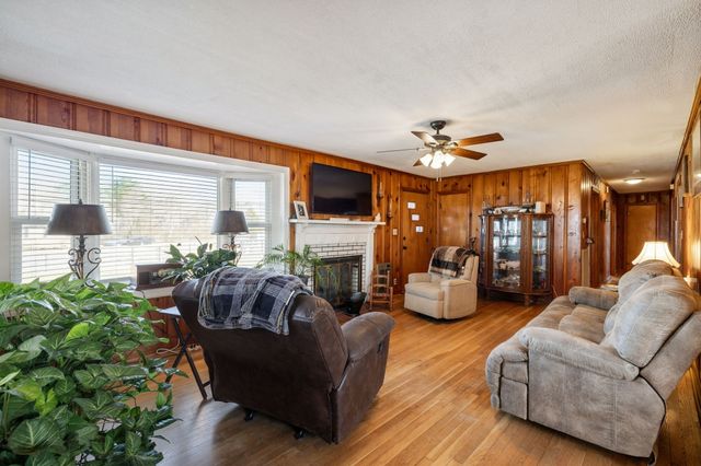 155 W Piney Rd, Dickson, TN 37055