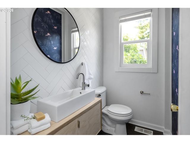 721 Ne ROSELAWN St, Portland, OR 97211