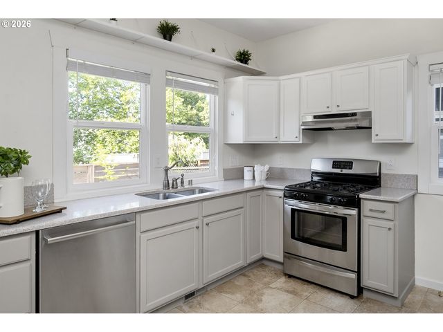 721 Ne ROSELAWN St, Portland, OR 97211