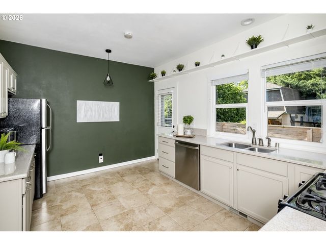 721 Ne ROSELAWN St, Portland, OR 97211