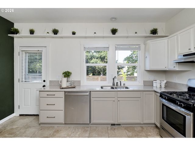 721 Ne ROSELAWN St, Portland, OR 97211
