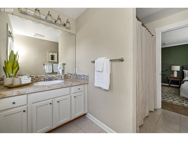 721 Ne ROSELAWN St, Portland, OR 97211