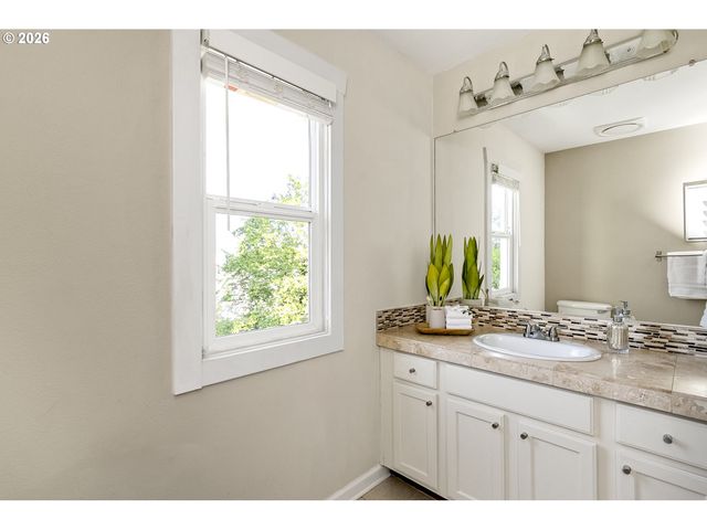 721 Ne ROSELAWN St, Portland, OR 97211