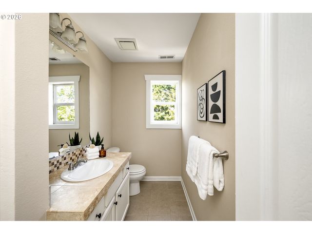 721 Ne ROSELAWN St, Portland, OR 97211