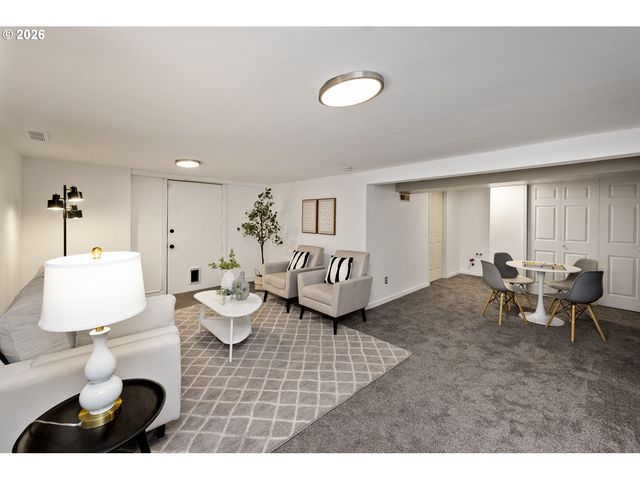 721 Ne ROSELAWN St, Portland, OR 97211