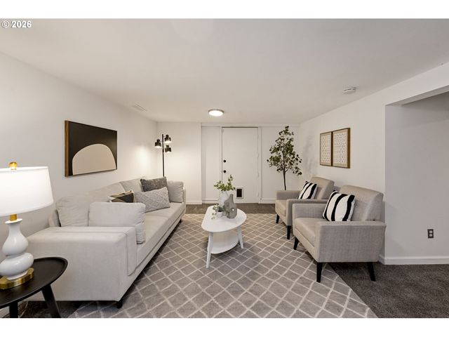 721 Ne ROSELAWN St, Portland, OR 97211