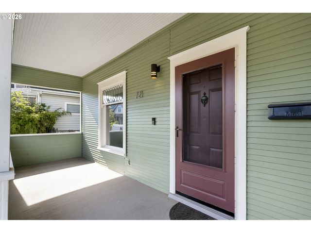 721 Ne ROSELAWN St, Portland, OR 97211