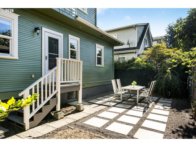 721 Ne ROSELAWN St, Portland, OR 97211