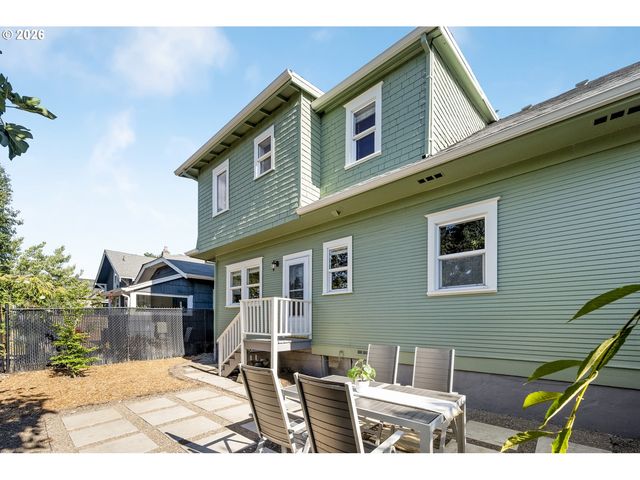 721 Ne ROSELAWN St, Portland, OR 97211
