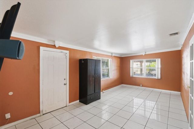 1320 NW 86th St, Miami, FL 33147