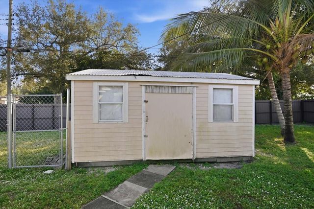 1320 NW 86th St, Miami, FL 33147