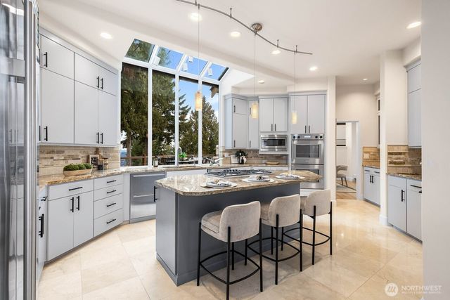 18206 NW Montreux Drive, Issaquah, WA 98027