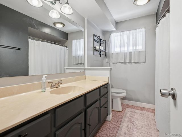 4235 Sudbury Drive, Warren, MI 48092