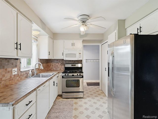 4235 Sudbury Drive, Warren, MI 48092