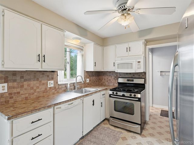4235 Sudbury Drive, Warren, MI 48092
