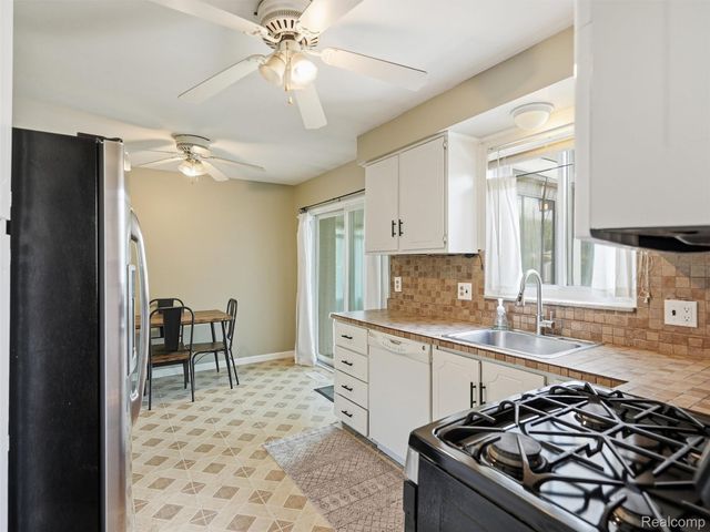 4235 Sudbury Drive, Warren, MI 48092