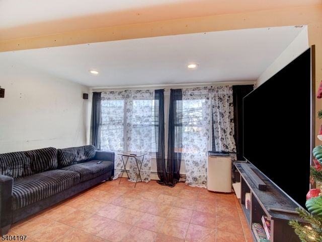 614 12 4Th Ave, Elizabeth City, NJ 07202