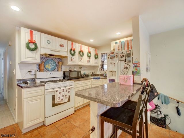 614 12 4Th Ave, Elizabeth City, NJ 07202