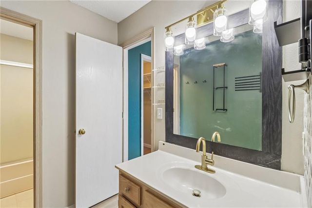 1347 SE Broadway Circle, Lee's Summit, MO 64081