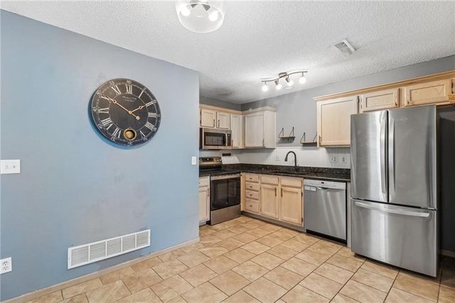 1347 SE Broadway Circle, Lee's Summit, MO 64081